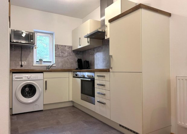 Küche mit Backofen, Geschirrspüler und Waschmaschine