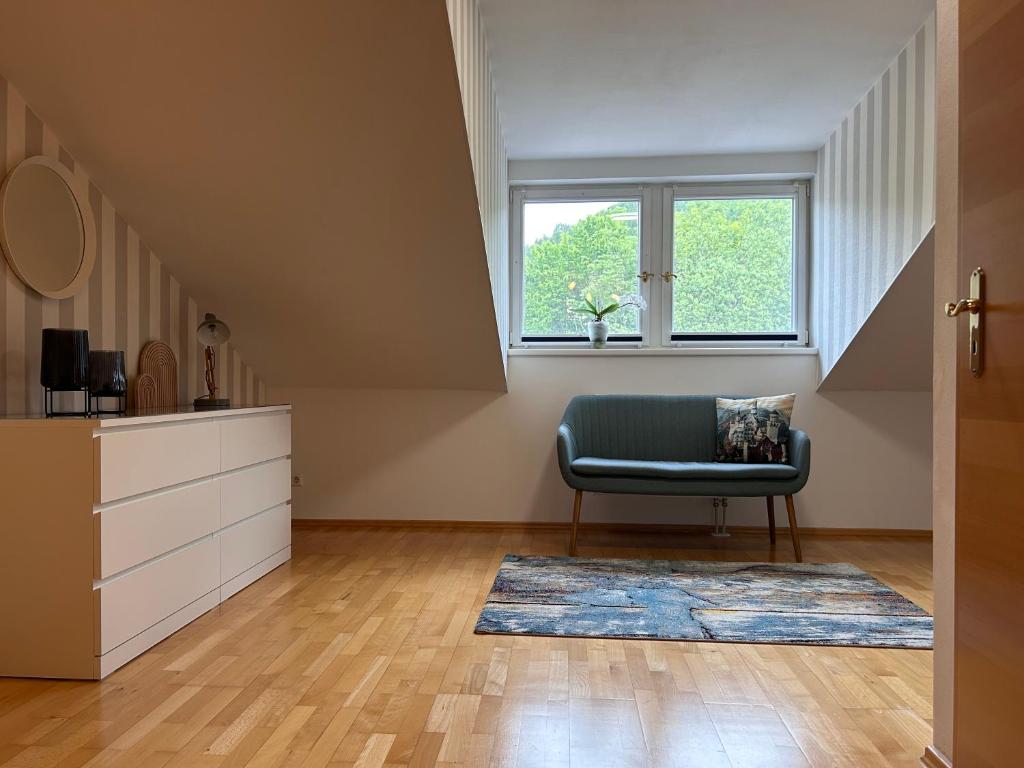 Sitzecke im Schlafzimmer mit Kommode, Spiegel und Sesselbank am Fenster